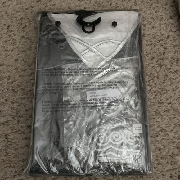 ⭐️3 for $22| Woman’s Glorious Gladiator Halloween Costume, NWT - Picture 2 of 4